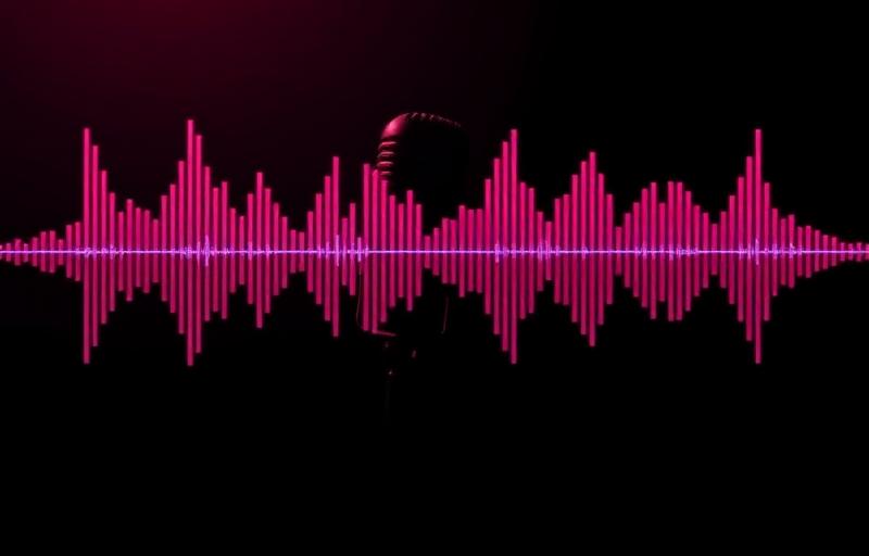 Forme d'onde audio magenta devant un micro de studio
